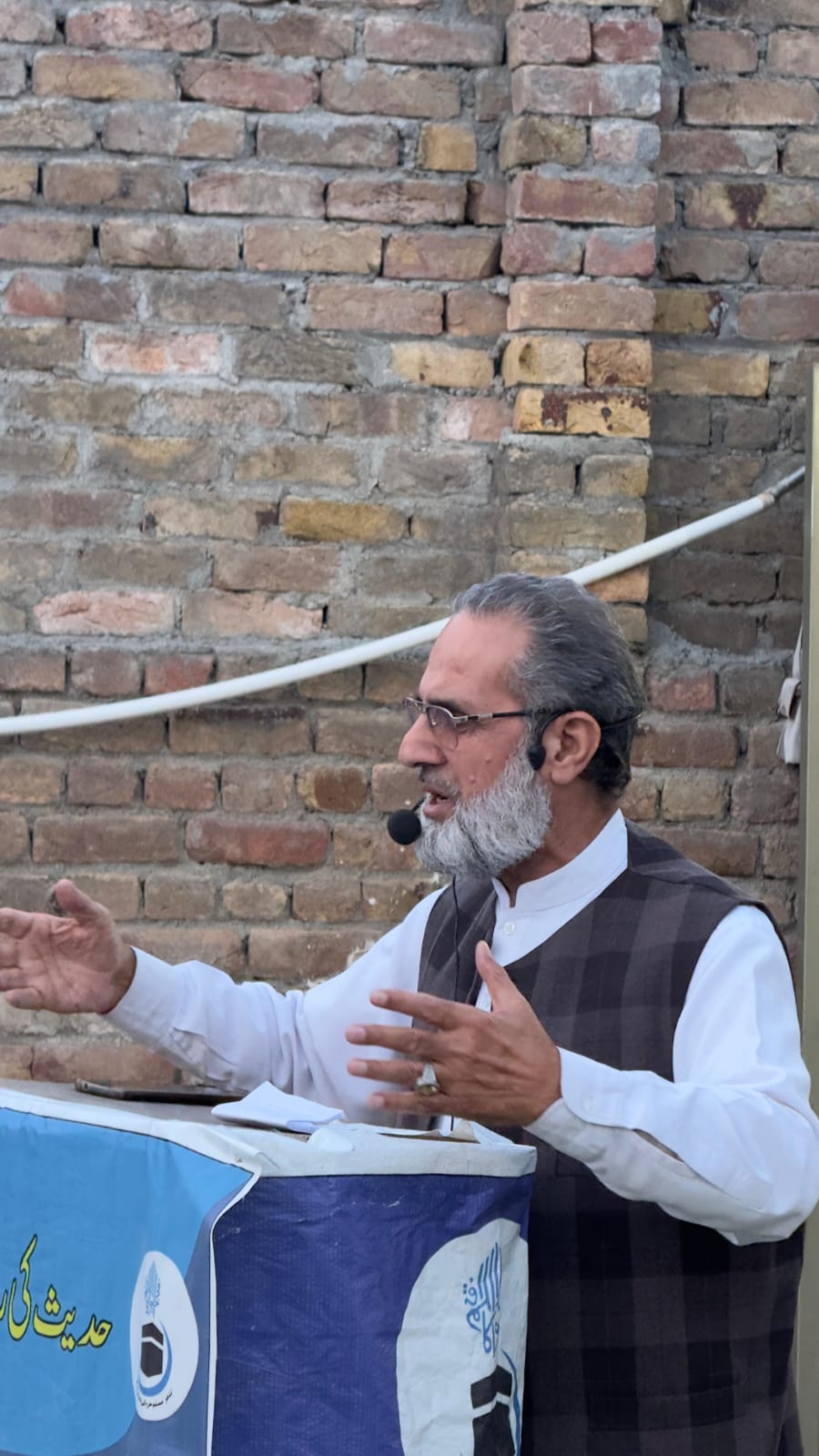 شمس الرحمن سواتی وارڈ 9 میں درس قرآن کے پروگرام میں خطاب کررہے ہیں۔