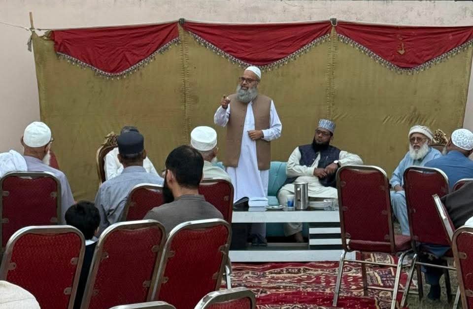 مولانا غلام سرور نیورسٹی فیز ٹو میں دعوت افطار سے خطاب کررہے ہیں۔