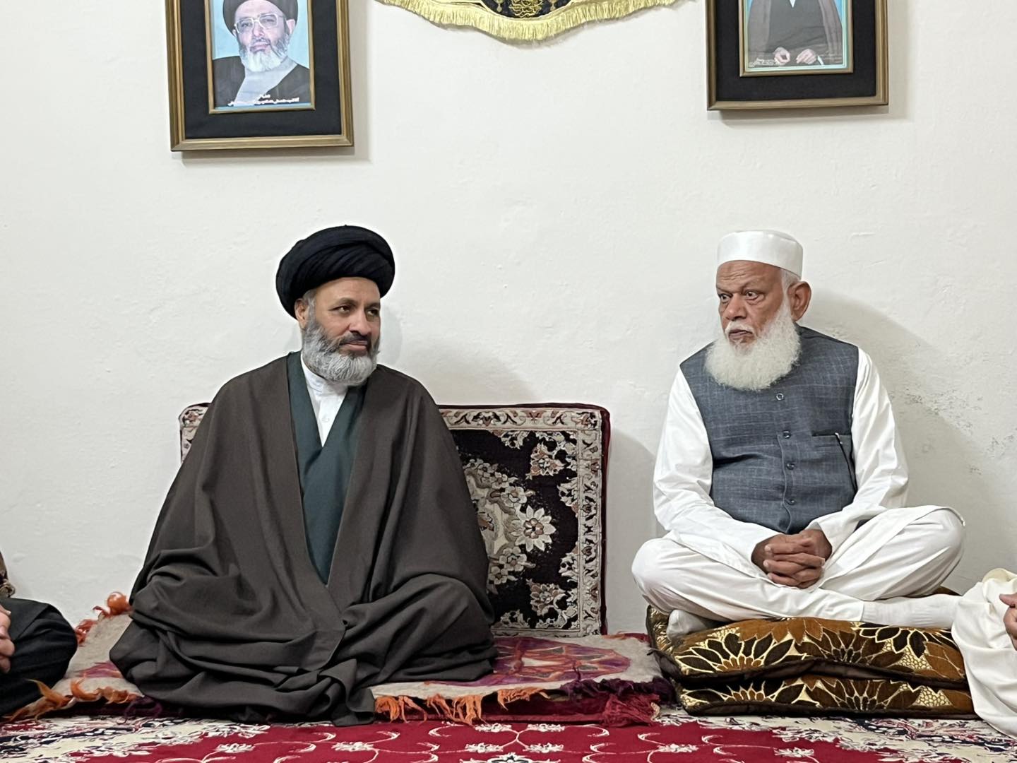 جماعت اسلامی پی پی 13 کے وفد کی ایرانی سپریم لیڈر آیت اللہ خامنائی کی شہادت پر سربراہ تحریک نفاذ جعفریہ پاکستان علامہ آغاسید حسین مقدسی صاحب سے اظہار تعزیت کر رہے ہیں